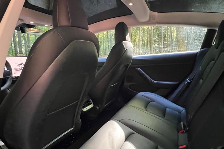Hvid Tesla Model 3 fra 2023