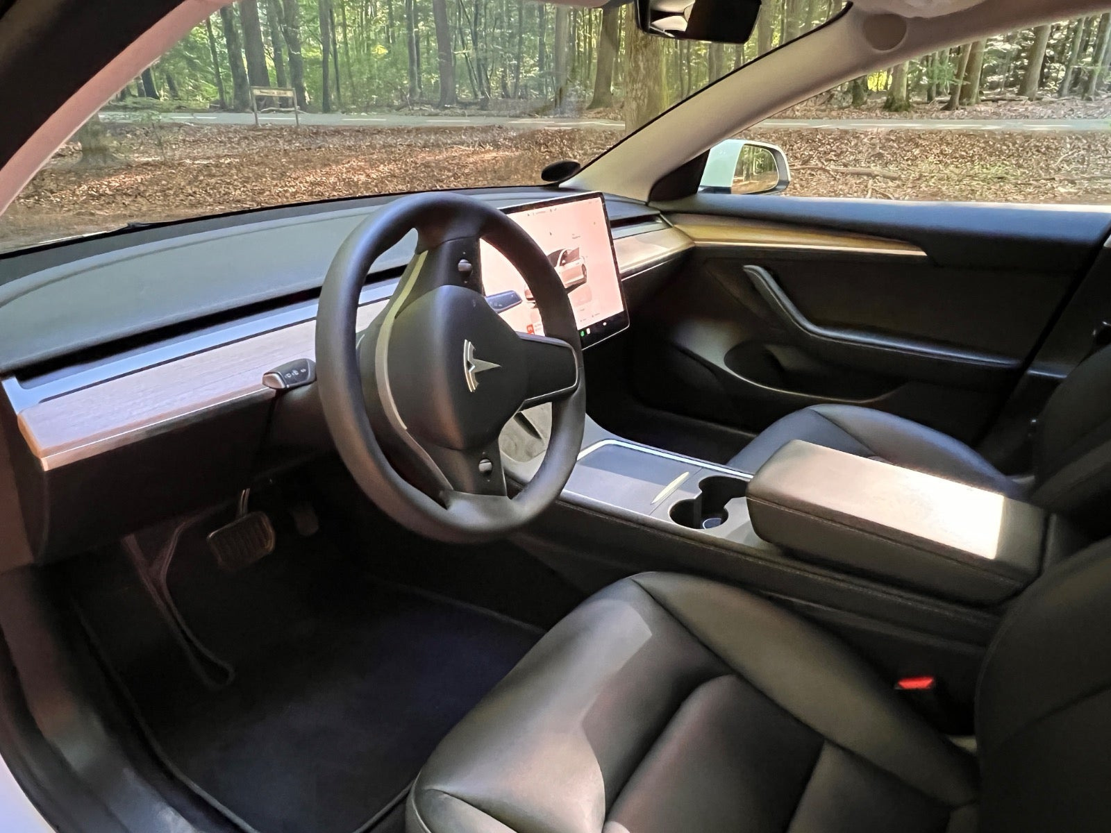 Hvid Tesla Model 3 fra 2023