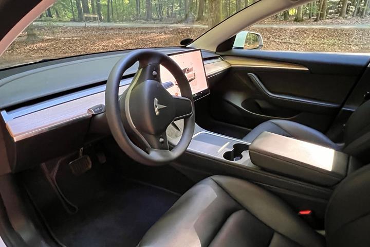 Hvid Tesla Model 3 fra 2023