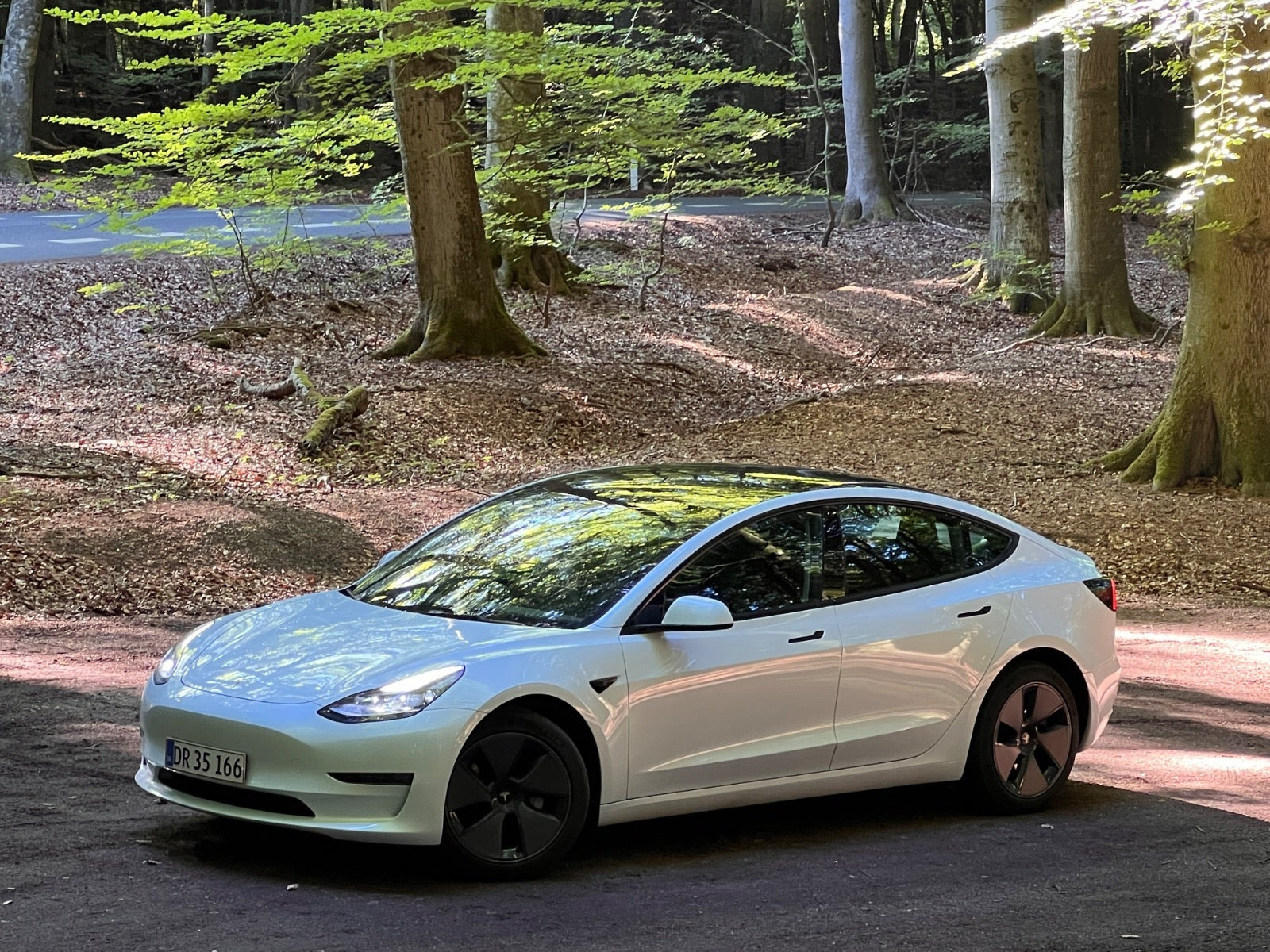 Hvid Tesla Model 3 fra 2023