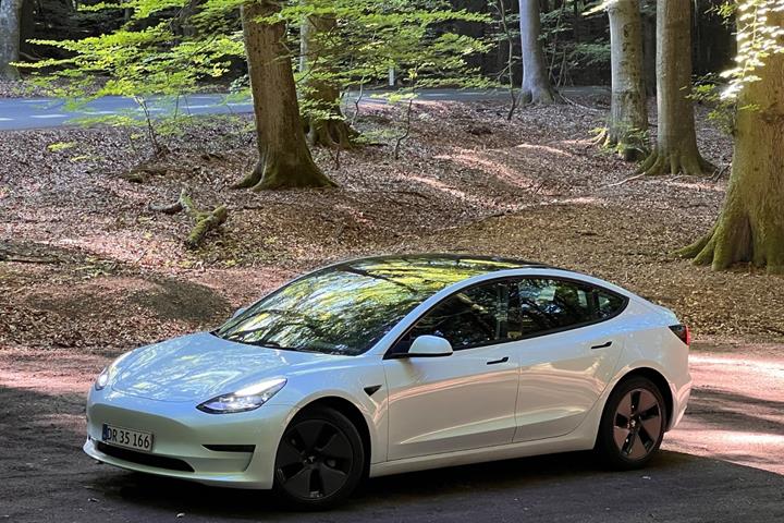 Hvid Tesla Model 3 fra 2023