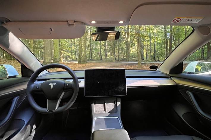 Hvid Tesla Model 3 fra 2023