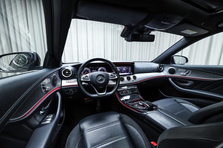 Grå Mercedes E43 fra 2018
