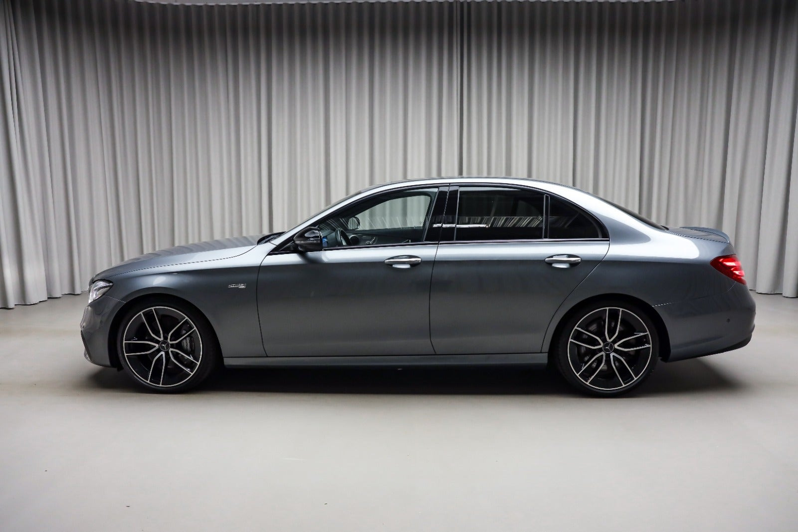 Grå Mercedes E43 fra 2018
