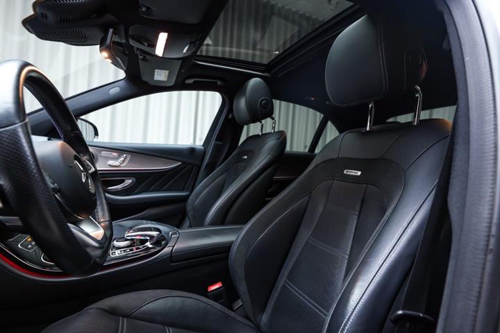 Grå Mercedes E43 fra 2018