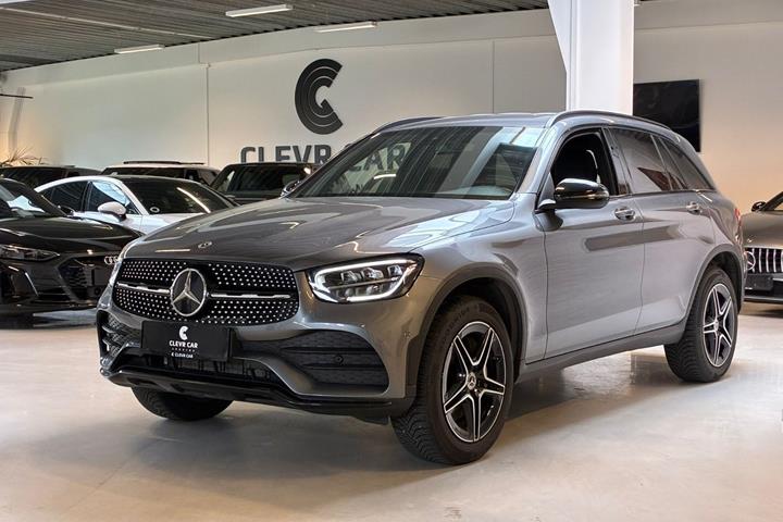 Grå Mercedes GLC300 fra 2022 set udefra