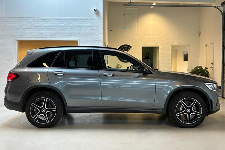 Grå Mercedes GLC300 fra 2022