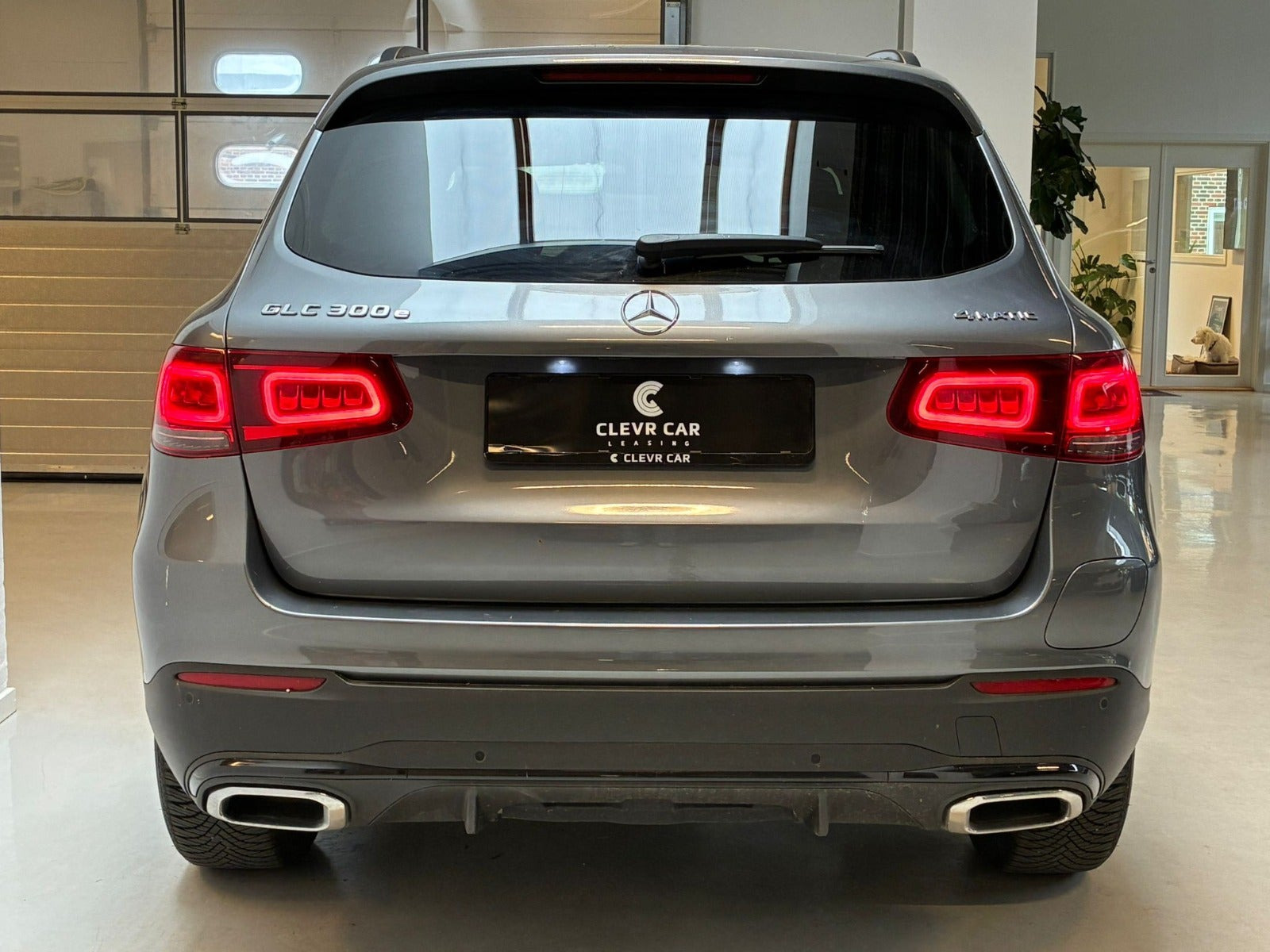Grå Mercedes GLC300 fra 2022