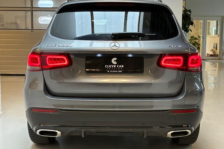 Grå Mercedes GLC300 fra 2022