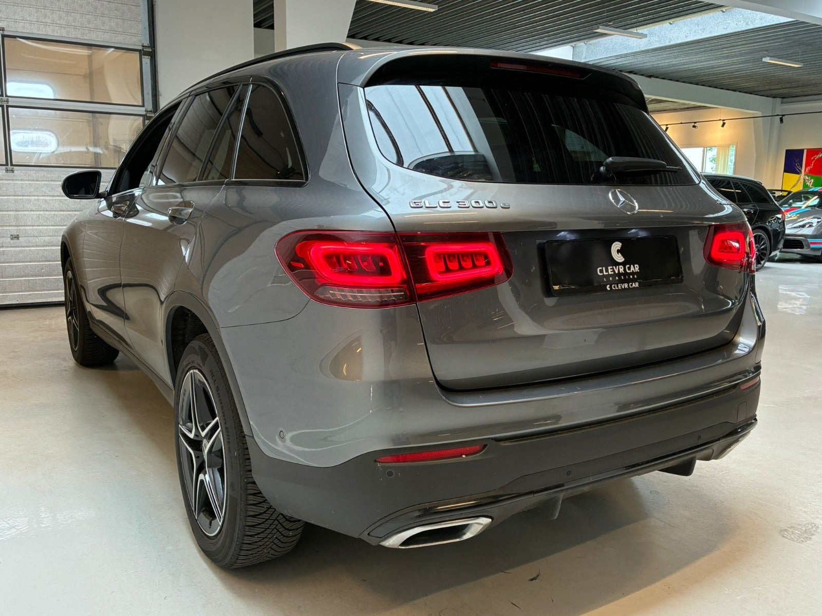 Grå Mercedes GLC300 fra 2022