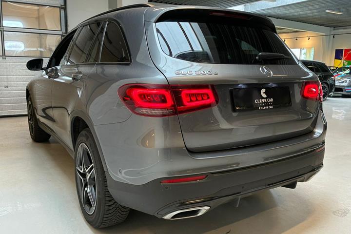 Grå Mercedes GLC300 fra 2022