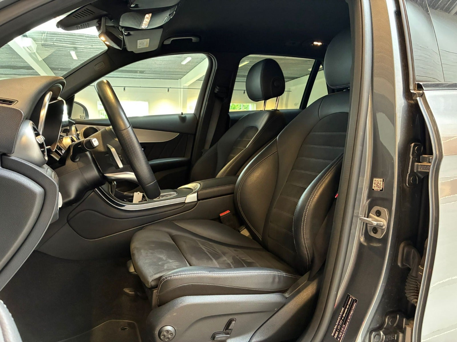 Grå Mercedes GLC300 fra 2022