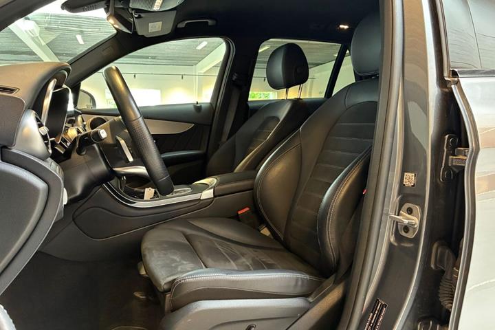 Grå Mercedes GLC300 fra 2022