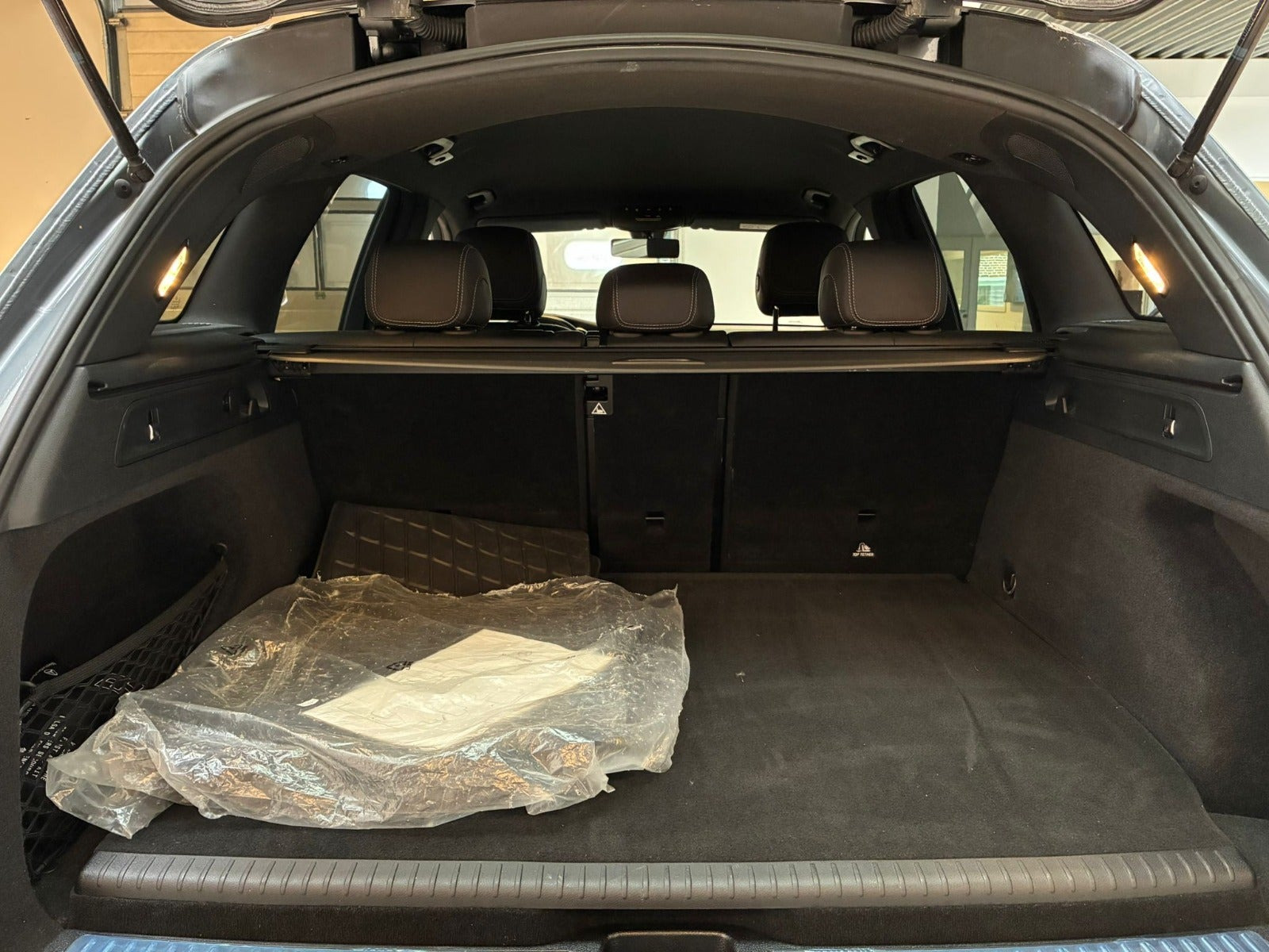 Grå Mercedes GLC300 fra 2022