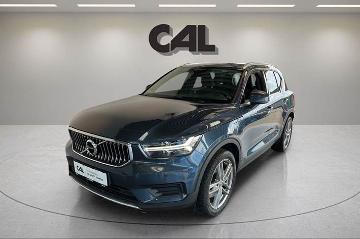 Blå Volvo XC40 fra 2021 set udefra