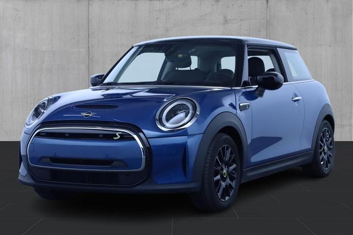 Blå Mini Cooper SE fra 2022 set udefra