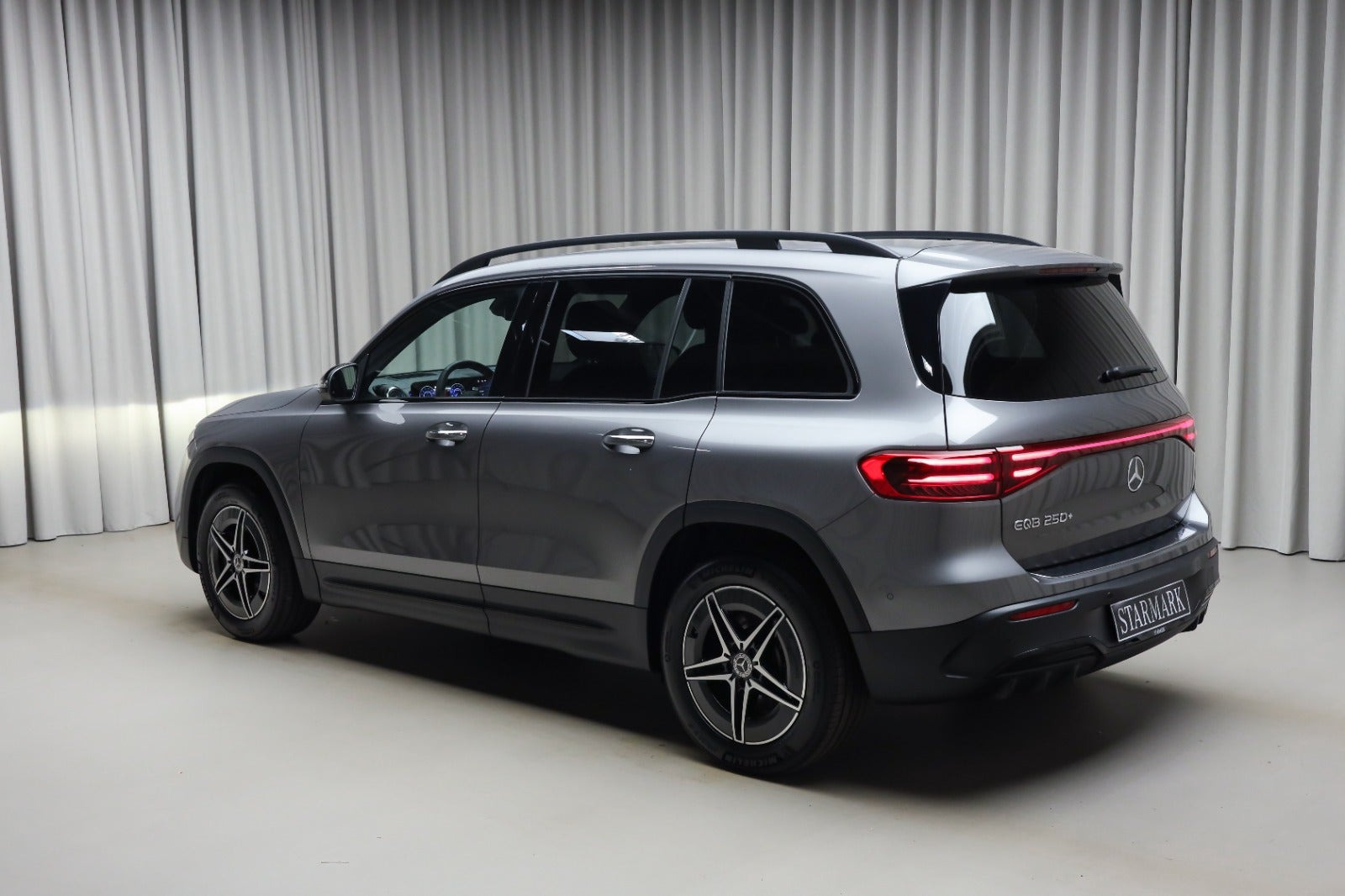 Grå Mercedes EQB250+ fra 2026
