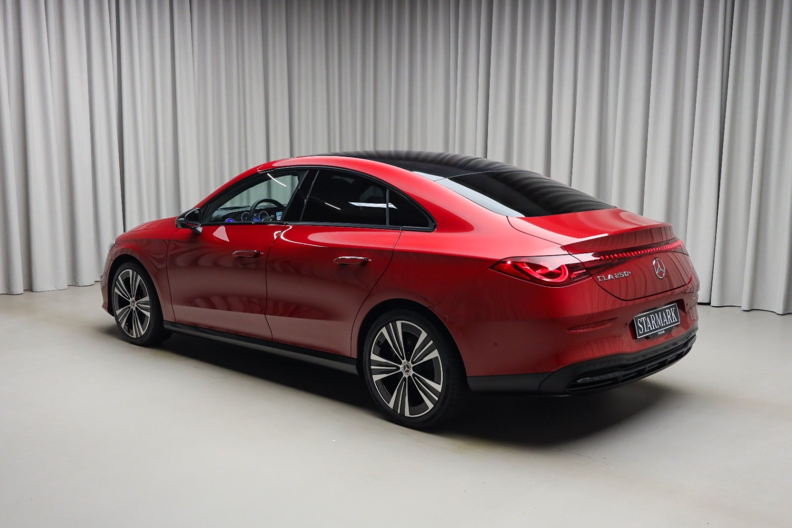 Rød Mercedes CLA250+ fra 2025