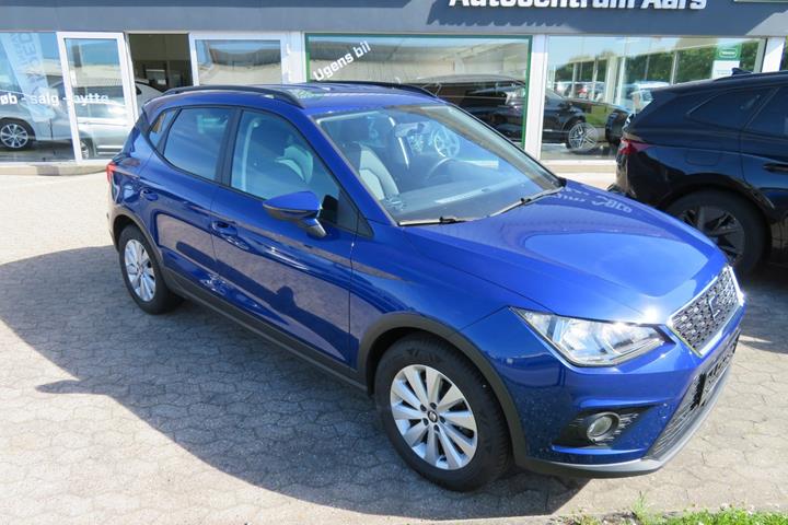 Blå Seat Arona fra 2020 set udefra