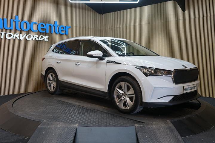 Hvid Skoda Enyaq fra 2022 set udefra