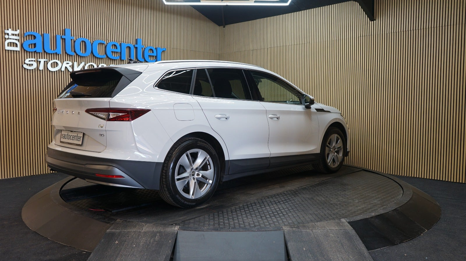 Hvid Skoda Enyaq fra 2022