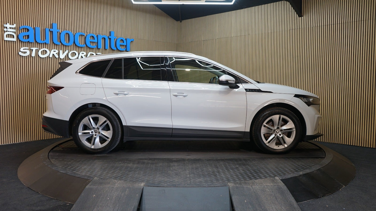 Hvid Skoda Enyaq fra 2022
