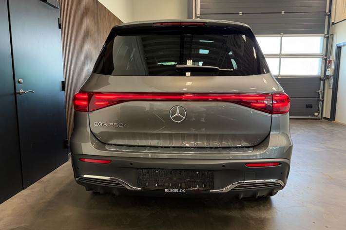 Grå Mercedes EQB250+ fra 2024