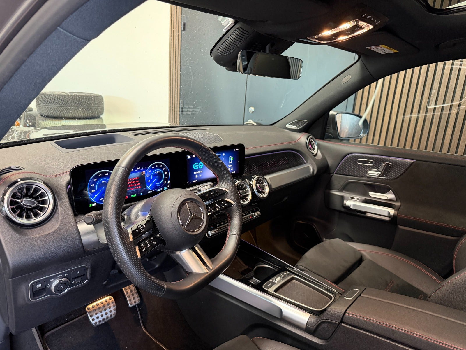 Grå Mercedes EQB250+ fra 2024