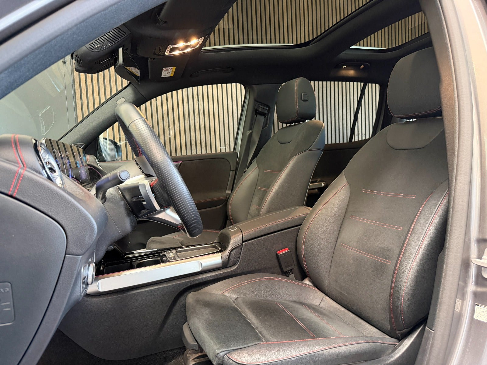 Grå Mercedes EQB250+ fra 2024