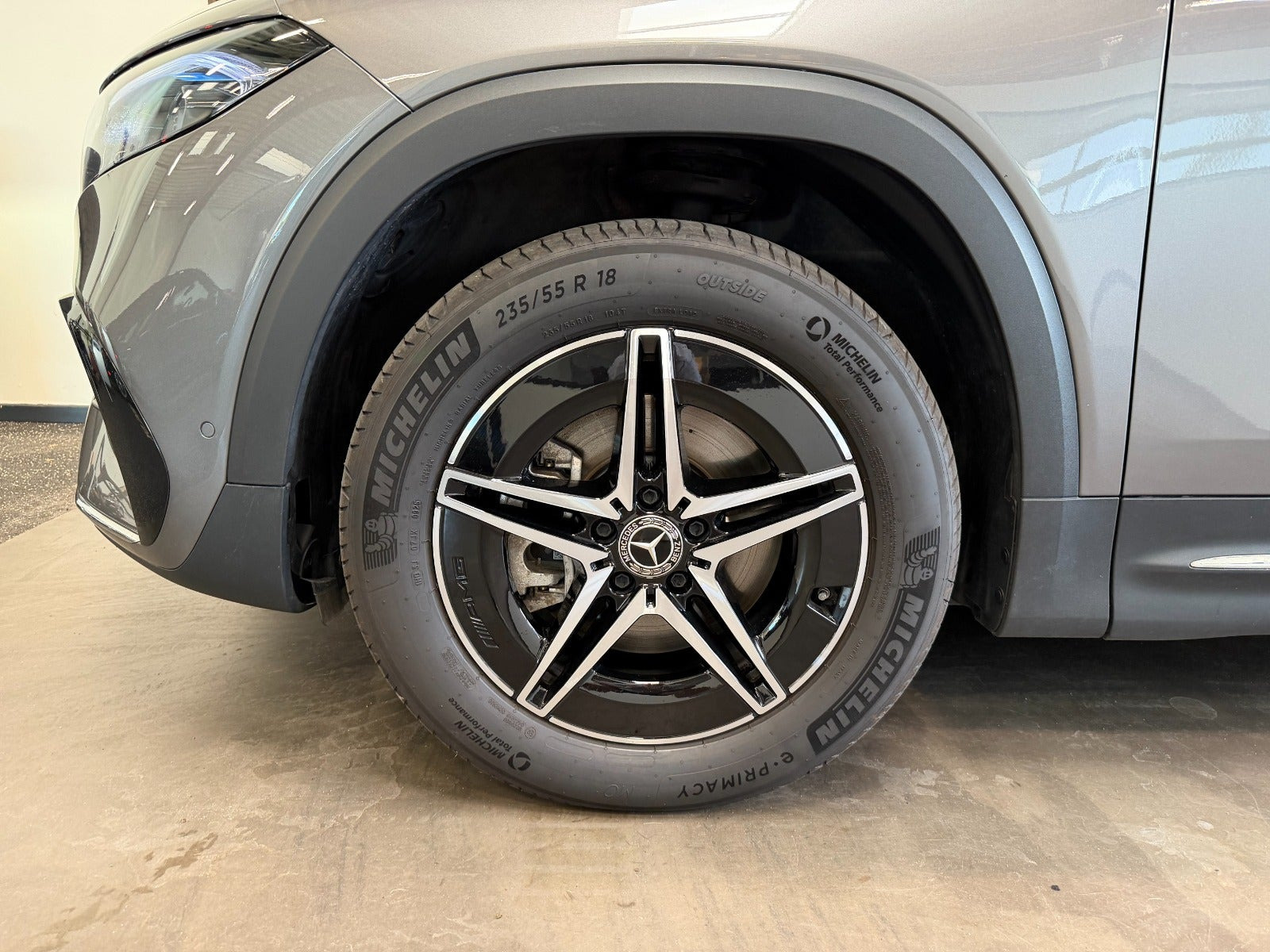 Grå Mercedes EQB250+ fra 2025