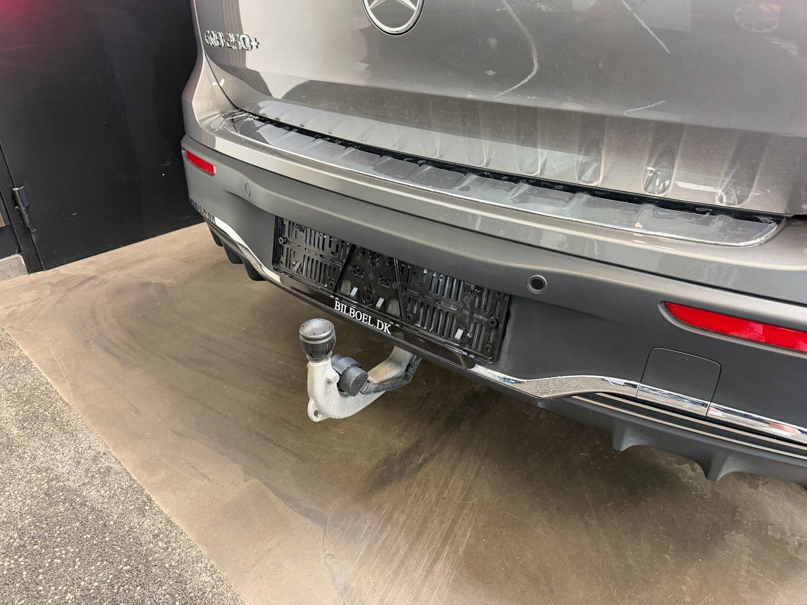 Grå Mercedes EQB250+ fra 2025