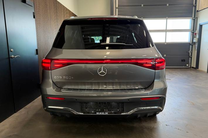 Grå Mercedes EQB250+ fra 2025