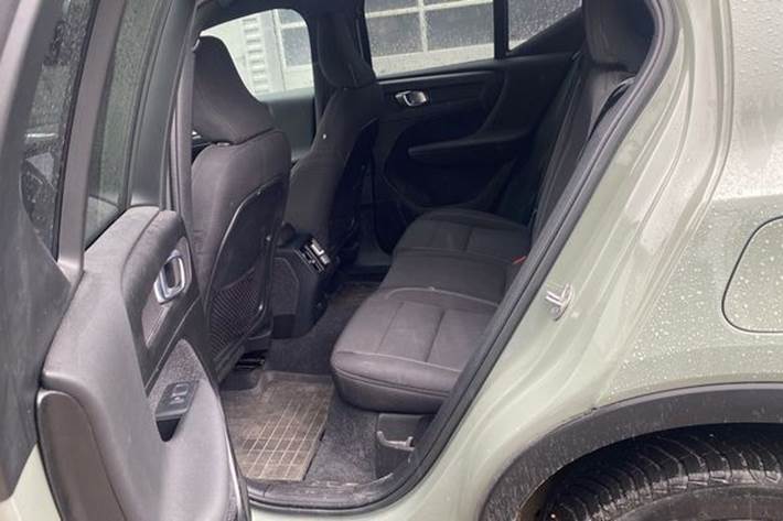 Grøn Volvo XC40 fra 2023