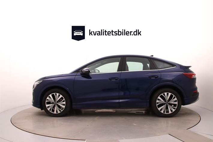 Blå Audi Q4 fra 2023