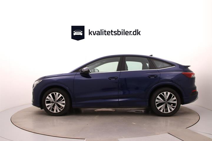 Blå Audi Q4 fra 2023
