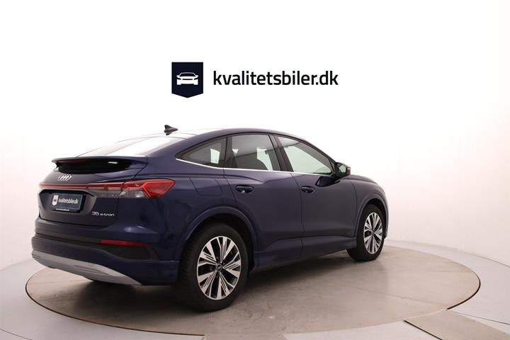 Blå Audi Q4 fra 2023