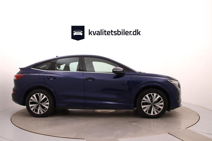 Blå Audi Q4 fra 2023