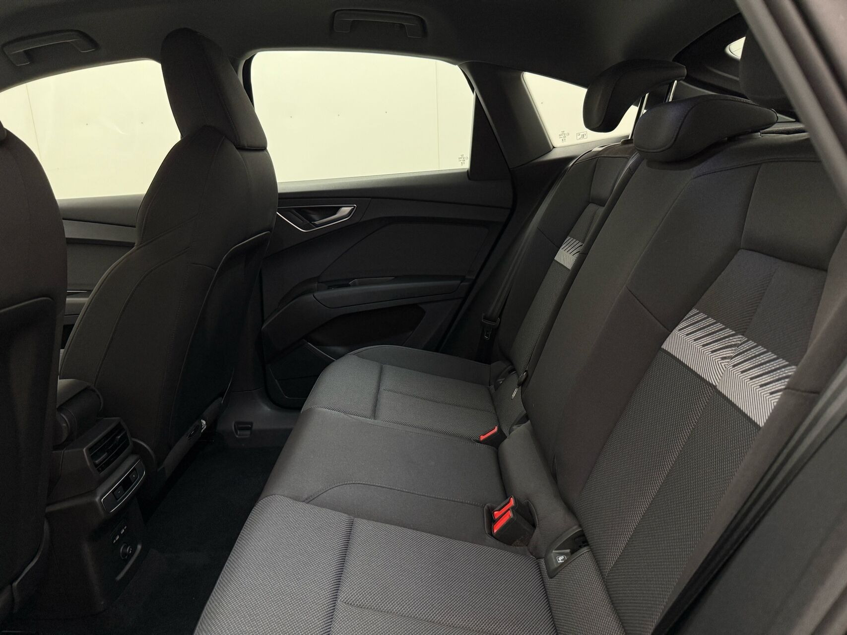 Blå Audi Q4 fra 2023