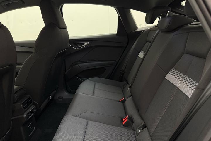 Blå Audi Q4 fra 2023