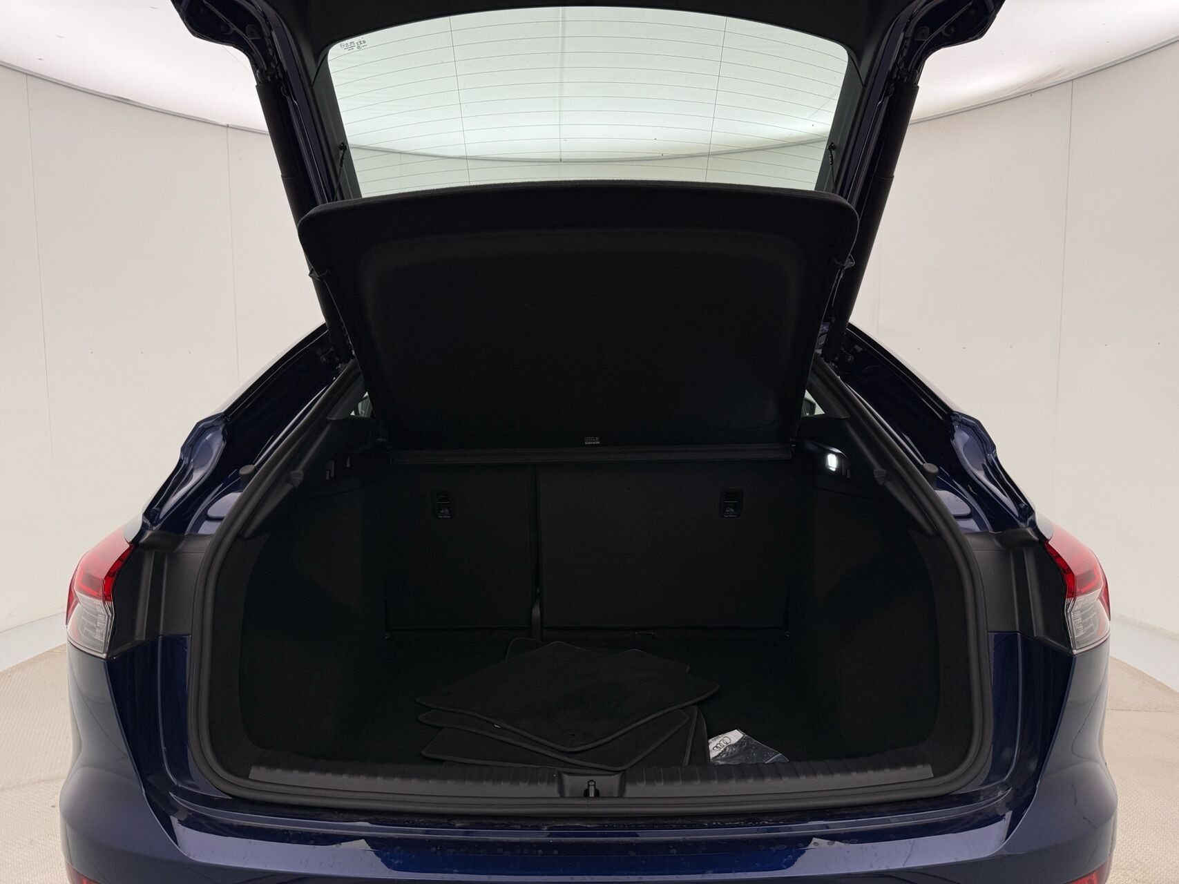 Blå Audi Q4 fra 2023