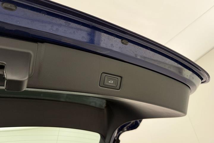 Blå Audi Q4 fra 2023
