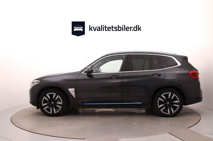 Grå BMW iX3 fra 2021