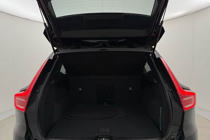 Sort Volvo XC40 fra 2023