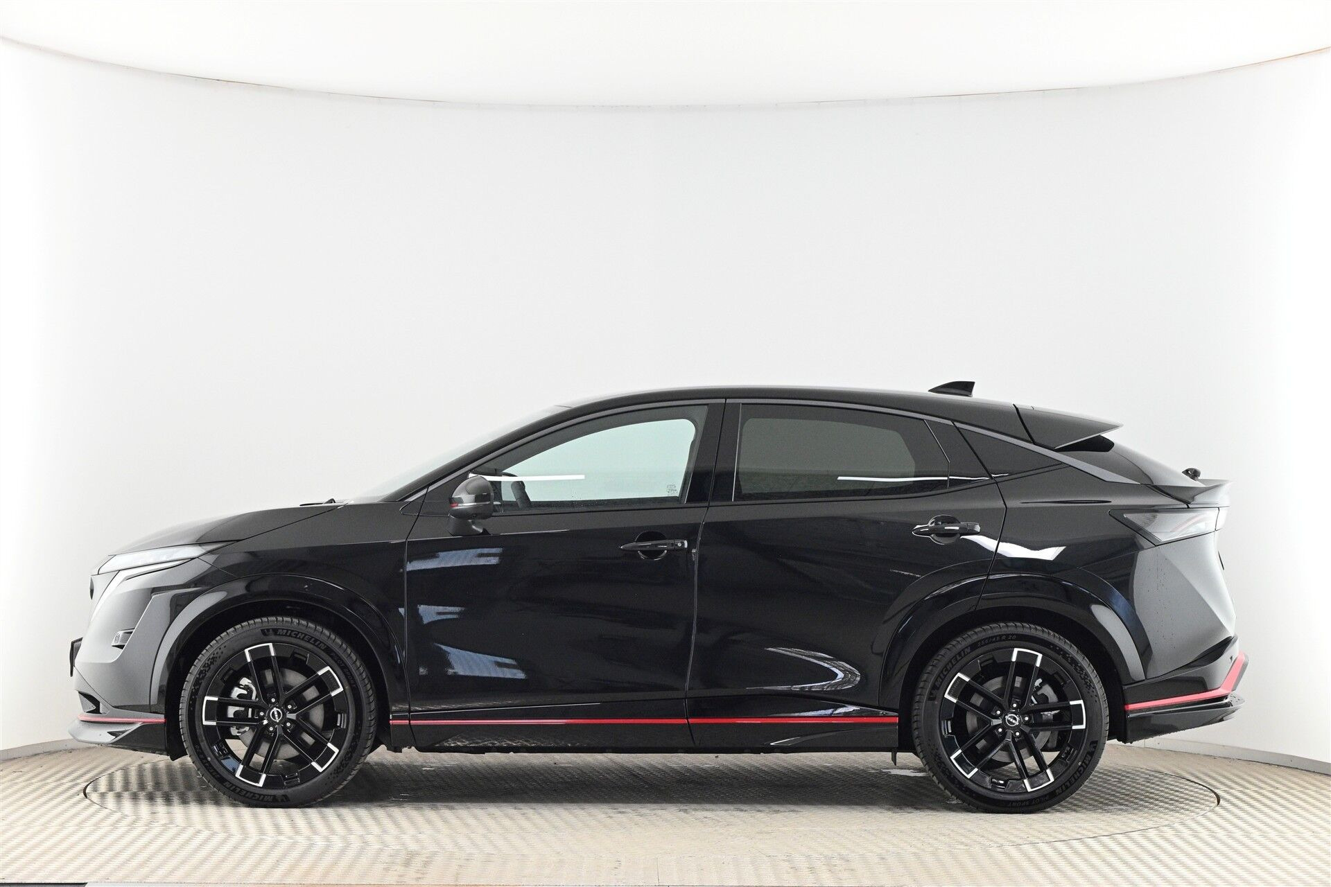Sort Nissan Ariya fra 2026
