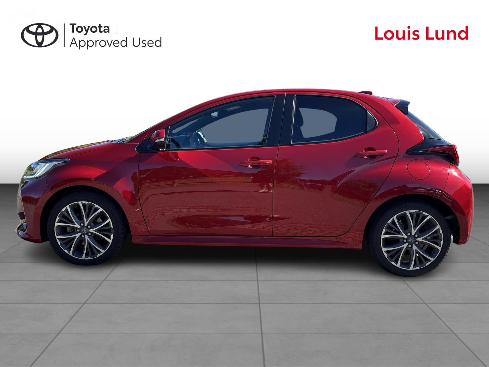 Rød Toyota Yaris fra 2024
