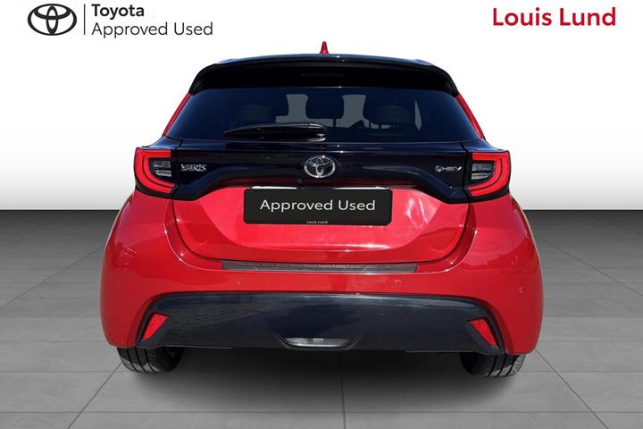 Rød Toyota Yaris fra 2024