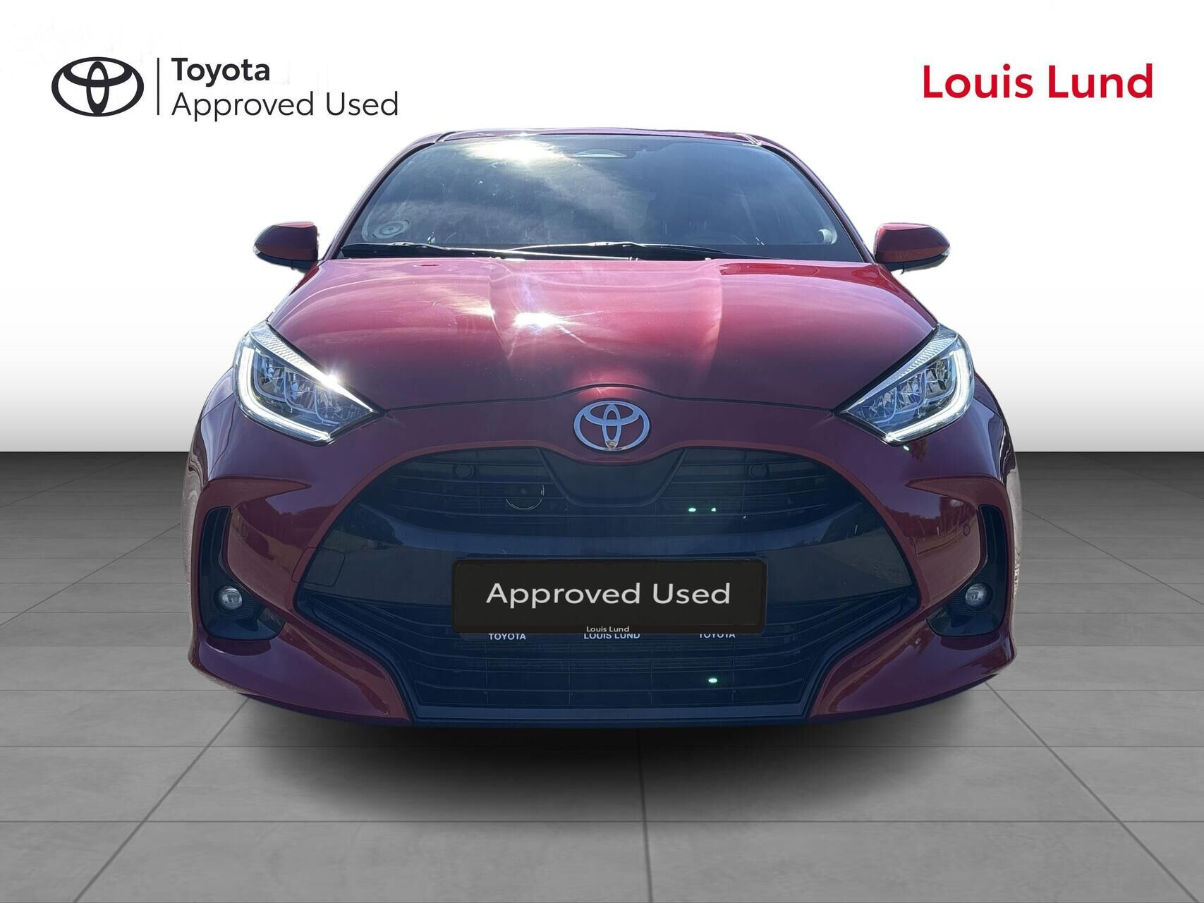 Rød Toyota Yaris fra 2024