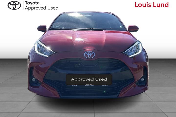 Rød Toyota Yaris fra 2024