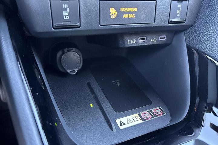 Rød Toyota Yaris fra 2024