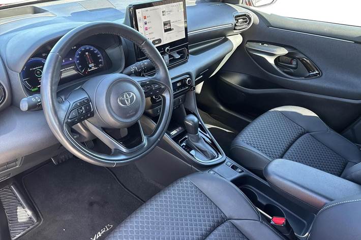 Rød Toyota Yaris fra 2024